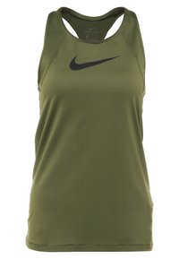 Camiseta deportiva de color verde oliva con diseño de espalda nadadora, con el logotipo de Nike en negro, fabricada con material Dri-FIT, de textura suave y con capacidad para absorber la humedad.