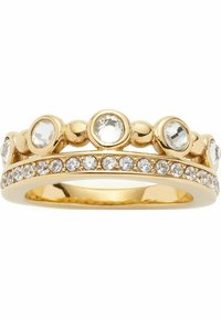 Guldring med runda och rektangulära klara ädelstenar, med en pärldesign upptill och en rad mindre stenar längs ringen.
