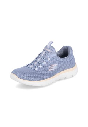 Lys lilla strikket sportssko med hvid sål, elastiske snørebånd og Skechers "S" logo på siden.