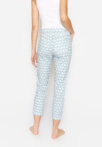 Capri-broeken van lichte stof met een blauw-wit diamantpatroon, cropped lengte, platte tailleband en zijzakken.