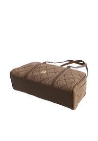 Bolso de tela acolchada marrón con base lisa, dos compartimentos con cremallera y una correa desmontable. Cuenta con detalles en metal dorado.