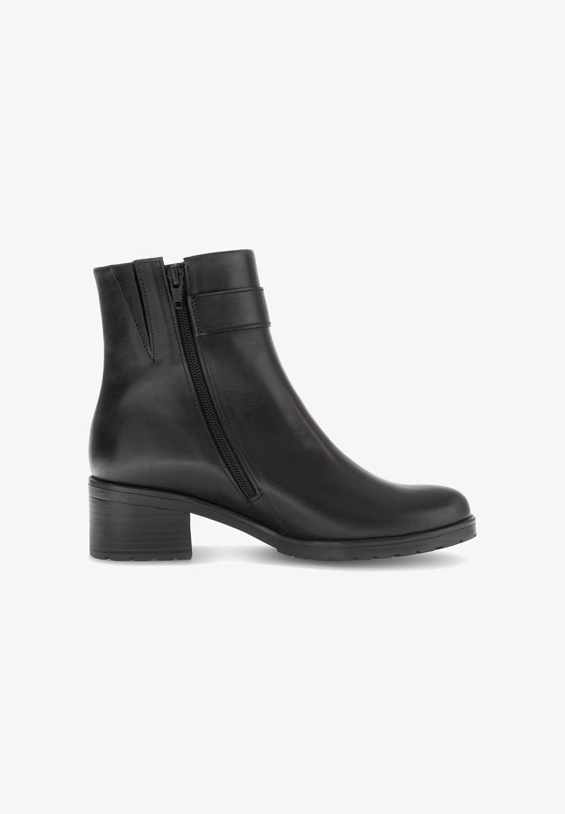 Bottine en cuir noir avec un bout rond, fermeture éclair latérale et un petit talon empilé. Texture lisse avec un minimum de détails de couture.