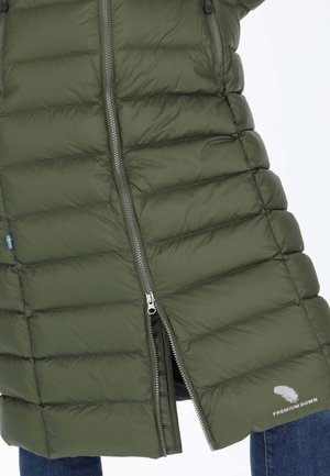 Giacca puffer verde oliva con design trapuntato, chiusura frontale con zip e logo "PREMIUM DOWN". Il materiale appare liscio e leggermente lucido.