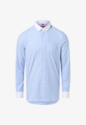 Chemise à manches longues bleu clair, fabriquée en tissu avec une texture lisse, dotée d'un col boutonné blanc et de poignets blancs, ainsi que d'une patte de boutonnage à l'avant.