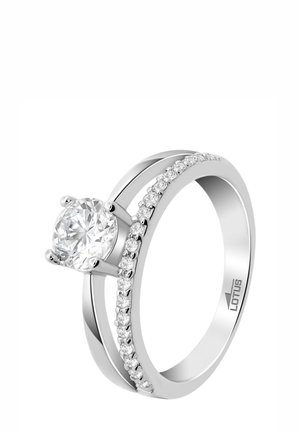 Silberring mit einem runden, klaren zentralen Diamanten und einer Reihe kleiner, eingelassener klarer Steine auf einer Seite des Rings.