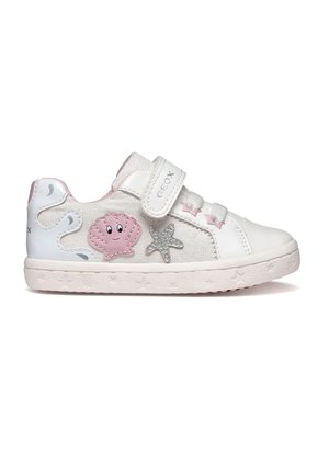 Sneakers bianche per bambini con tomaia rosa e decorazioni argentate a forma di stella marina, chiusura in velcro, lacci con stelle rosa e suola con motivo a stelle.