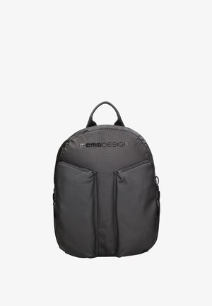Sac à dos noir avec un motif hexagonal sur la partie supérieure, deux poches avant zippées, une poignée unique, et le logo "momo DESIGN" au centre en haut.