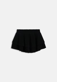 Μαύρη μίνι φούστα με στρώσεις, ελαστική μέση, φουσκωτό σχέδιο και ασύμμετρο τελείωμα πάνω σε λευκό φόντο.