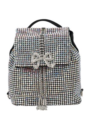 Petit sac à dos noir recouvert de strass multicolores, avec un nœud en cristal et des pampilles décoratives en chaîne sur le rabat avant.