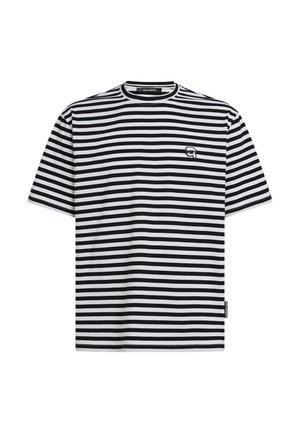 Mustvalge triibuline t-särk, ümara kaelusega, lühikeste varrukatega, millel on väike logo rinnal ja küljetähis ääres.