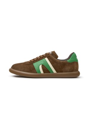 Baskets en daim marron avec bandes latérales vertes et blanches, semelle marron et détail vert au talon, vue de l'extérieur.