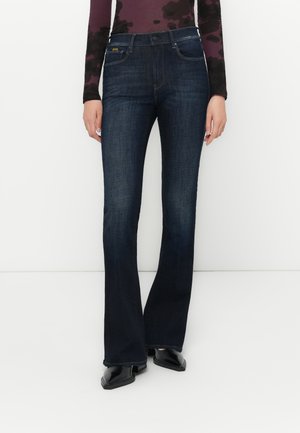Donkerblauwe flared jeans van denim, met een mid-rise taille, een klassieke vijf-pocket ontwerp en minimale hardwaredetails.