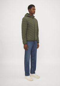 EA7 Emporio Armani TRAIN PREMIUM  JACKET - Jakna ispunjena paperjem - verde scuro