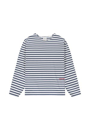 Wit shirt met lange mouwen met marineblauwe horizontale strepen en een klein rood "Pockies"-logo vlak bij de onderzoom op een effen achtergrond.