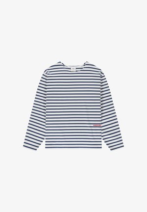 Wit shirt met lange mouwen met marineblauwe horizontale strepen en een klein rood "Pockies"-logo vlak bij de onderzoom op een effen achtergrond.