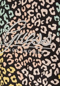 Schwarzer Stoff mit einem bunten Leopardenmuster in Mint-, Pfirsich- und Gelbtönen. Mit gesticktem "Guess Los Angeles"-Logo.