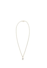 Guldtonet halskæde med en fin kæde og en enkel oval vedhæng, der har en klar ædelsten i en rund bezel-indstilling.