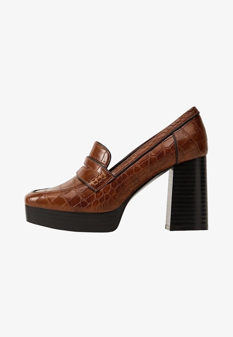 Mocassin à plateforme en cuir marron à motif crocodile avec un talon bloc noir épais et un détail de bride penny.