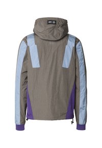 Grüne und violette Jacke mit Kapuze, versehen mit hellblauen Akzenten, strukturiertem Stoff und Kordelzug am Saum und an den Bündchen.