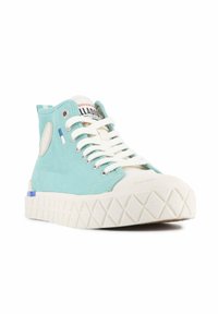 Helle blauen Canvas-Hochtop-Sneaker mit weißen Schnürsenkeln, Gummisohle und strukturierten Akzenten. Auf der Seite befindet sich ein rundes Logodetail.