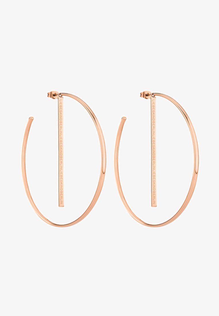 Roze gouden ringoorbellen met een slank ontwerp en een platte staafaccent, vervaardigd uit metaal met een gladde textuur.