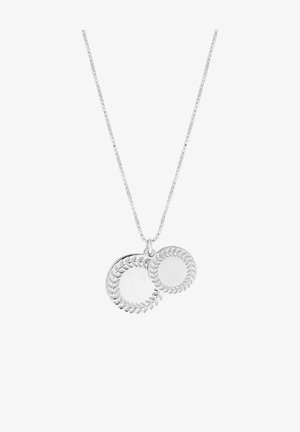 Collier en argent avec deux pendentifs ronds présentant des motifs gravés de couronnes de laurier, l’un légèrement plus grand et chevauchant l’autre.