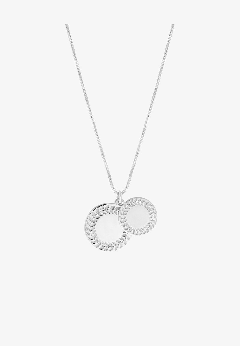 Collier en argent avec deux pendentifs ronds présentant des motifs gravés de couronnes de laurier, l’un légèrement plus grand et chevauchant l’autre.