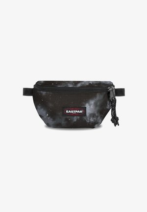 Zwarte heuptasje met een galaxydessin, voorzien van een ritssluiting, verstelbare band en rood Eastpak-logo. Gemaakt van duurzaam materiaal.