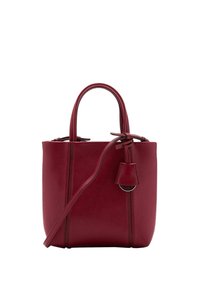 Rode leren shopper met een gestructureerde afwerking, twee handvatten bovenaan, een verstelbare schouderriem en een klein label eraan bevestigd.