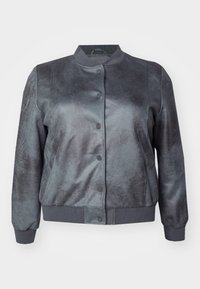 Grå bomberjakke med en teksturert faux skinn-overflate, ribbestrikkede mansjetter og lukking med knapper foran. Har en rund krage og tilpasset hem.
