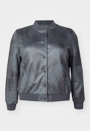 Grijze bomberjack met een gestructureerde nep leren afwerking, geribde manchetten en een voorknopsluiting. Heeft een ronde kraag en een aansluitende zoom.