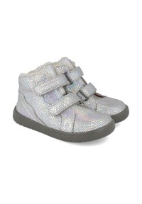 Botas de tobillo plateadas con un acabado texturizado e iridiscente, que cuentan con dos correas de velcro y un forro suave y esponjoso. Suela de goma gris.