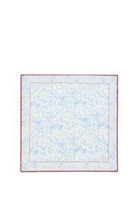 Écharpe en soie bleu clair à fleurs avec une bordure rouge. Présente des motifs botaniques complexes et des motifs d'oiseaux, texture lisse, forme carrée.