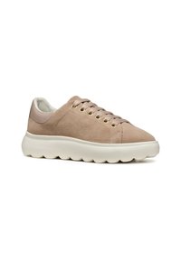 Sneaker in suede beige con occhielli dorati, lacci e una suola bianca imbottita con fondo arrotondato e testurizzato.