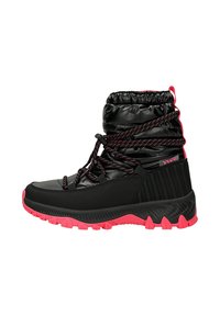 Zwarte waterdichte laarzen met een gevoerde kraag, vetersluiting, roze accenten op de zool en een gestructureerde rubberen zool voor grip.