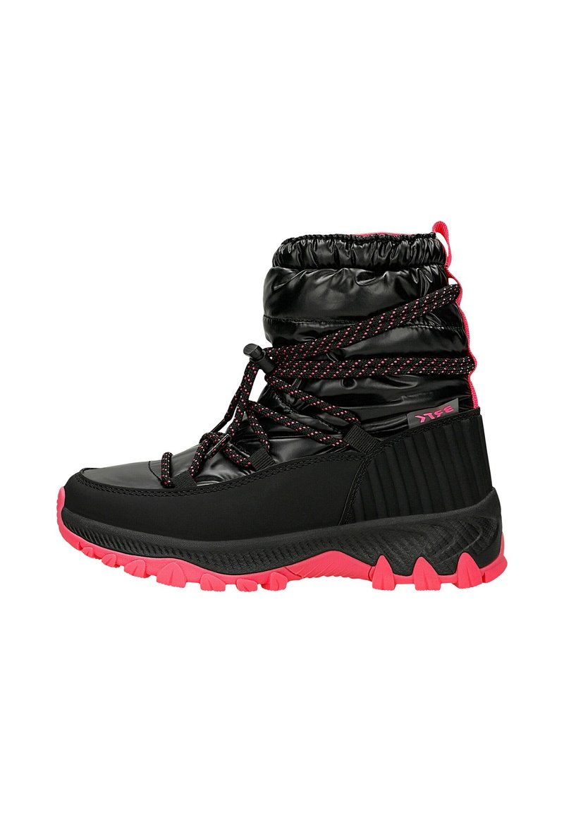 Zwarte waterdichte laarzen met een gevoerde kraag, vetersluiting, roze accenten op de zool en een gestructureerde rubberen zool voor grip.