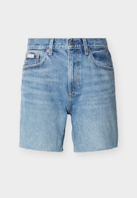 Σορτς από ανοιχτό μπλε τζιν με κλείσιμο κουμπιού και φερμουάρ, θηλιές για ζώνη, μπροστινές τσέπες και μικρή ετικέτα μάρκας στην αριστερή τσέπη.