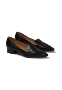 Ballerine in pelle nera con design a punta, tacco basso a blocco e dettagli laterali aperti. Texture liscia con una finitura elegante.