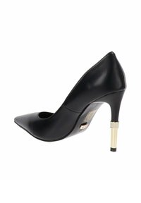 Stilettos de piel negra con punta afilada y detalle metálico dorado, además de un anillo texturizado cerca de la base del tacón.