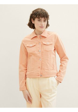 Veste en denim pêche avec deux poches sur la poitrine, boutons argentés et col ; design ajusté avec des manches longues et un ourlet court.