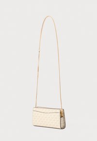 Witte handtas met beige MK-monogram patroon, gouden kettinghengsel, rechthoekige vorm en een gladde textuur. Ritszakje aan de achterkant.