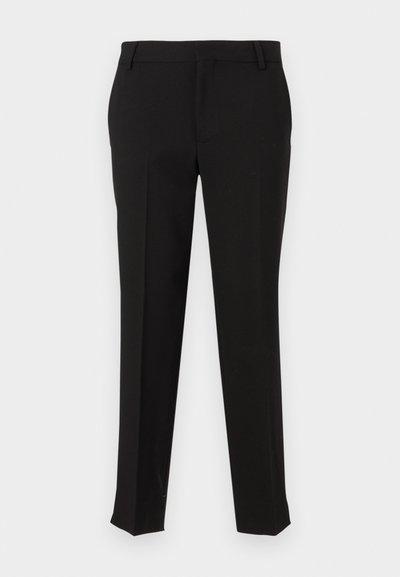 Pantalons noirs ajustés en tissu lisse, avec une coupe droite, des passants de ceinture et des poches latérales. Aucune motif ou matériel visible.