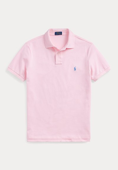 Polo rosa chiaro a maniche corte con colletto abbottonato e piccolo logo ricamato blu sul petto sinistro.