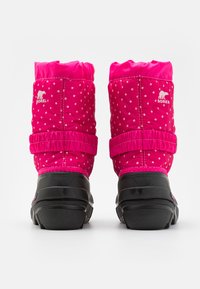 Botas de invierno impermeables en color rosa con lunares blancos, con parte superior elástica y suelas de goma negra. Presenta un logotipo en el lado exterior.