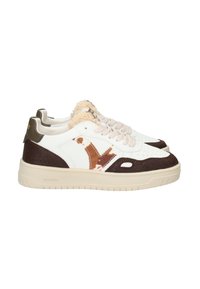 Paire de baskets basses blanches et marron avec des lacets beige, une doublure en fourrure et une semelle texturée sur fond blanc.