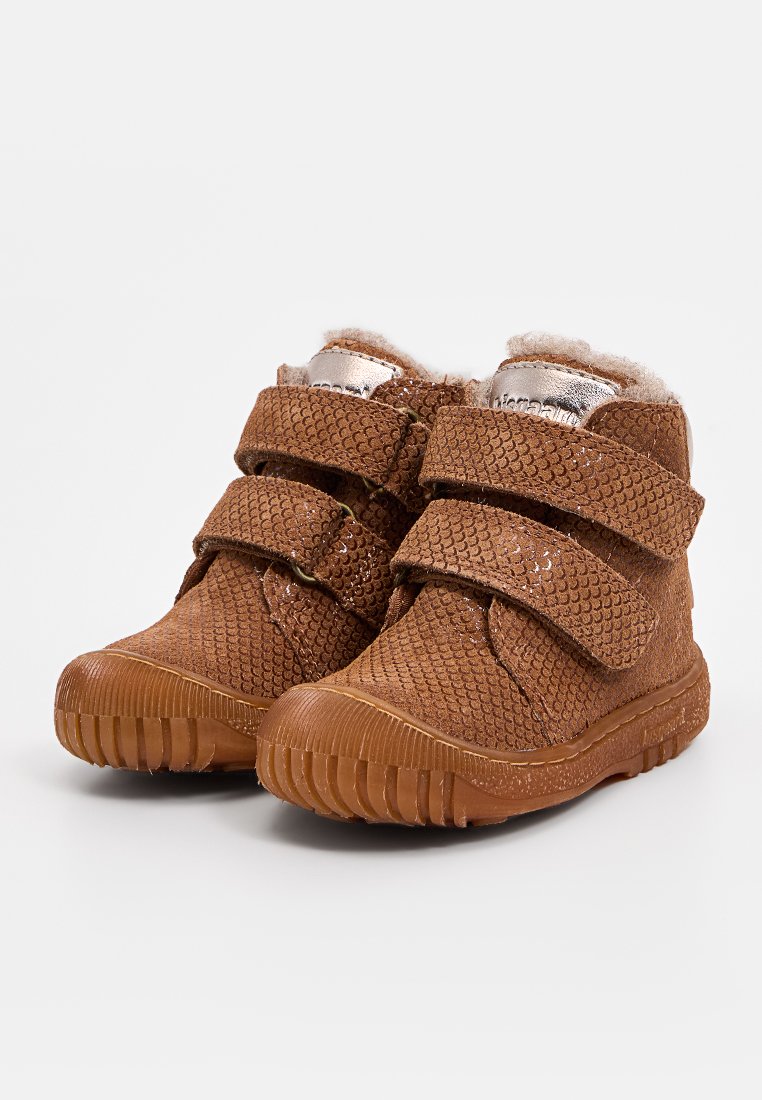Braune, strukturierte Knöchelstiefel mit einem Reptilienhaut-Muster, doppelten Klettverschluss-Riemen und einem weichen, isolierten Futter. Gummisohle mit Rillen.