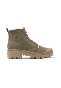 Botines de ante verde oliva con cordones, que cuentan con un forro de pelaje sintético blanco, suela de goma texturizada y marca grabada en el lateral.