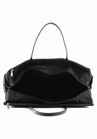Borsa a spalla nera in tessuto con una texture liscia, aperta per rivelare un ampio interno. Presenta manici robusti e una chiusura con zip.
