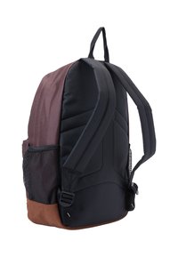 Mochila marrón y negra con tela texturizada, respaldo acolchado, correas ajustables, bolsillo de malla lateral y un asa en la parte superior para llevar.
