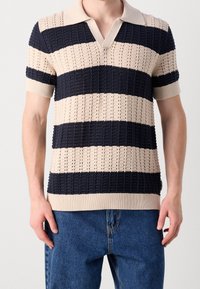 Pletené polo tričko s krátkými rukávy, zdobené vodorovnými proužky v námořnické modři a krémové barvě, se strukturovaným vzorem a širokým výstřihem do V.